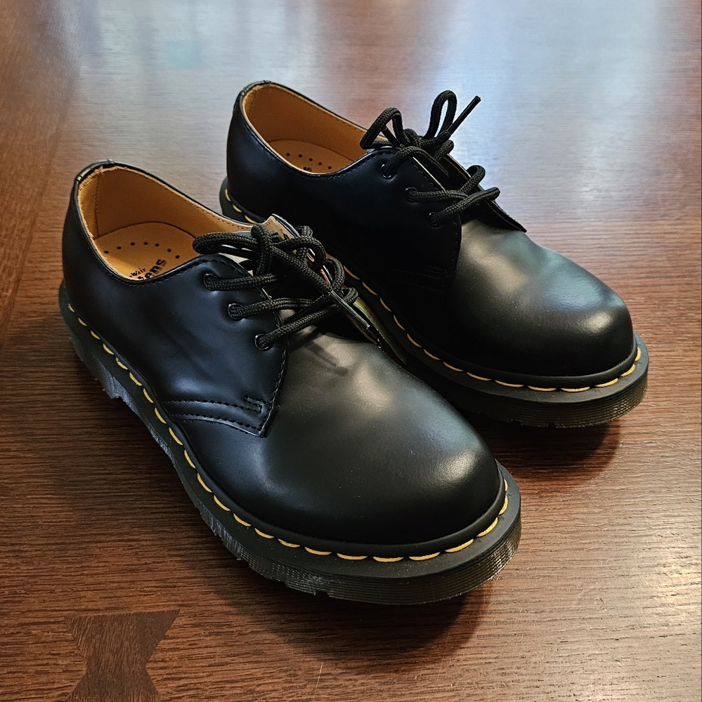 Dr. Martens 11837 Black Oxford Women's 6 New